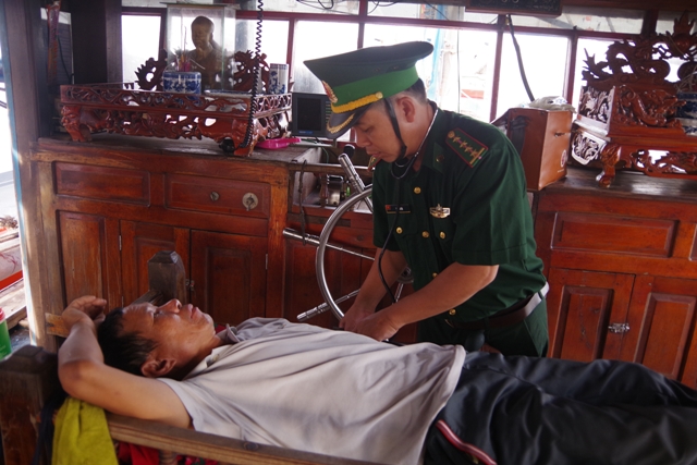 Tiếp nhận tàu cá và 7 ngư dân gặp nạn trên biển